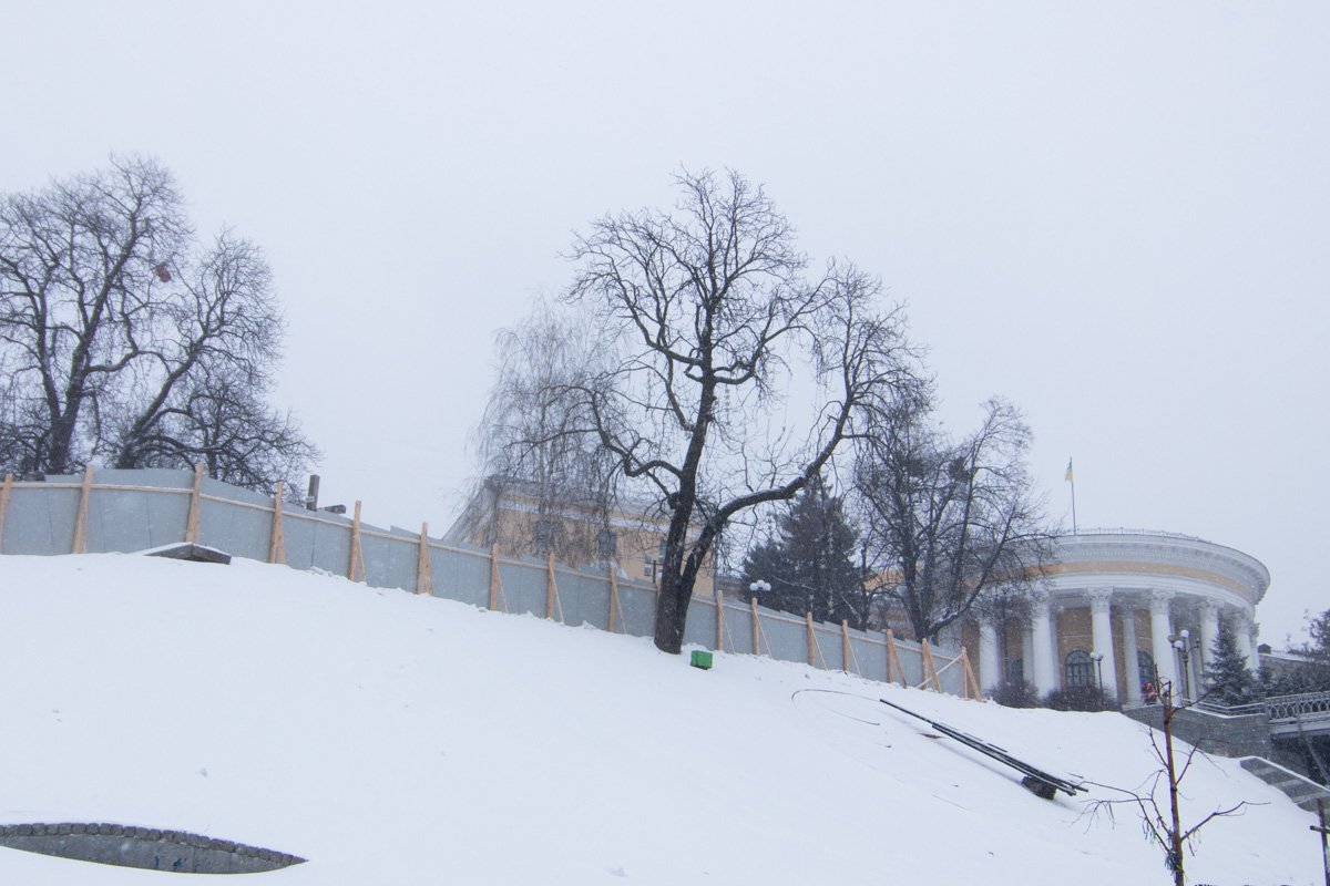 Кроме того, помимо установки забора и обустройства бытового городка сотрудники "Киевзеленстроя" начнут обследовать зеленые насаждения