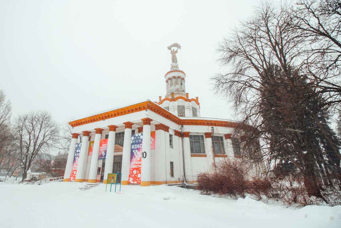 Белый к лицу старым зданиям, не правда ли?