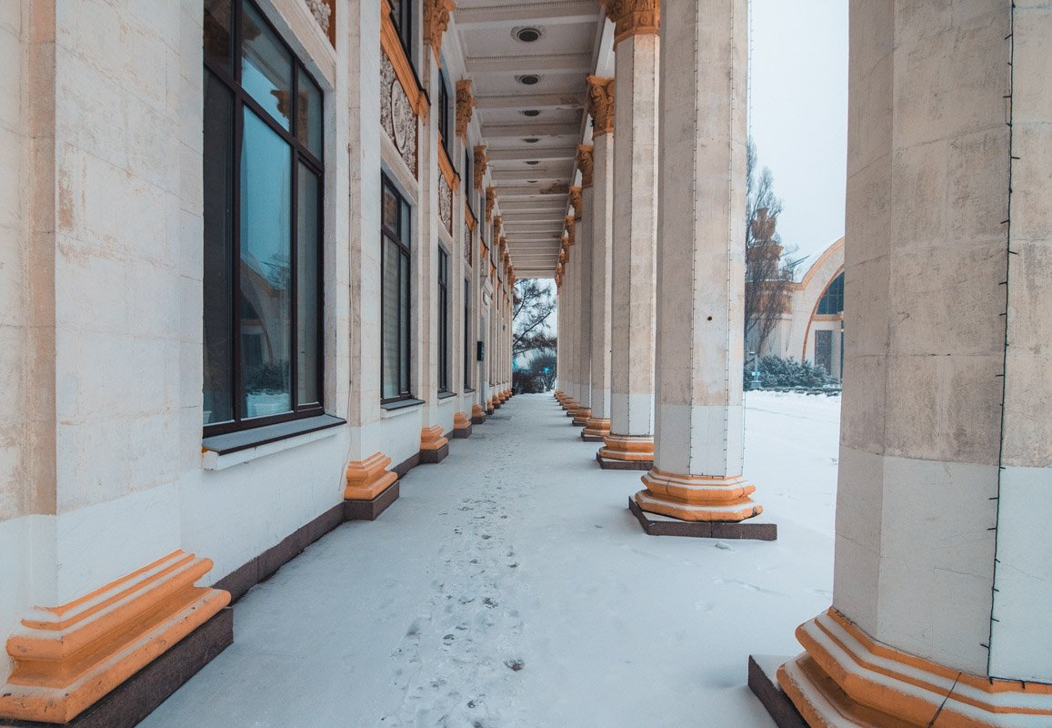 А вы тоже в детстве ходили по оставленным кем-то на снегу следам в поисках приключений?