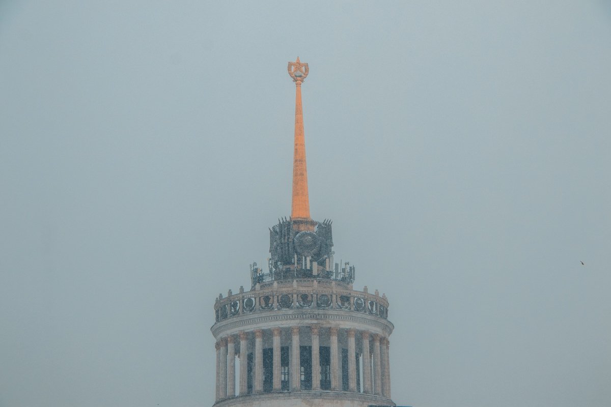 Снежинки делают яркие цвета более выразительными
