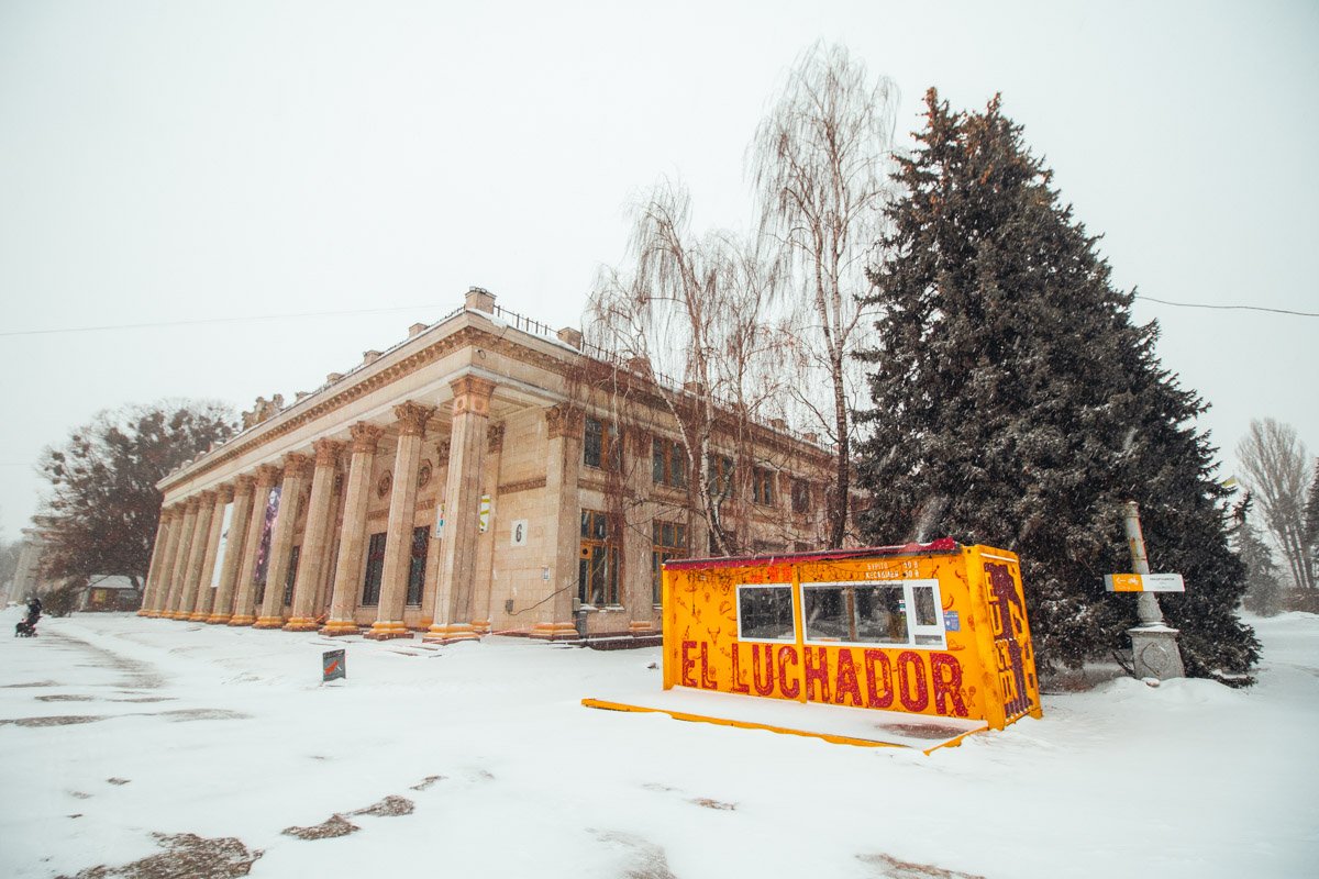 Хотя яркие вещи не всегда удачно гармонируют с окружающими постройками