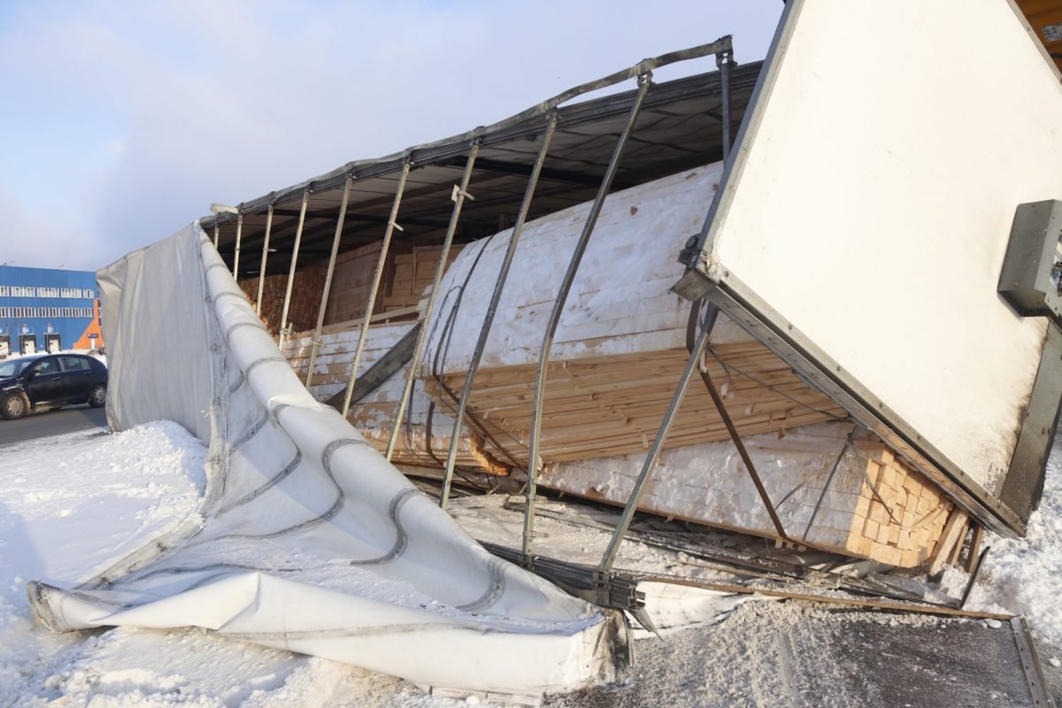 В прицепе находилось 20 тонн груза