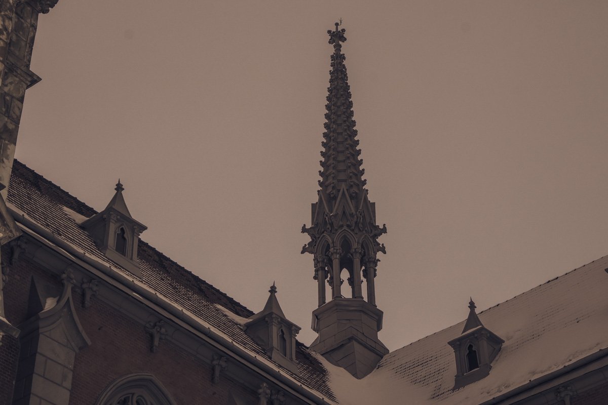 Архитектура храма очень старинная, поэтому на него нельзя прикреплять никакие конструкции