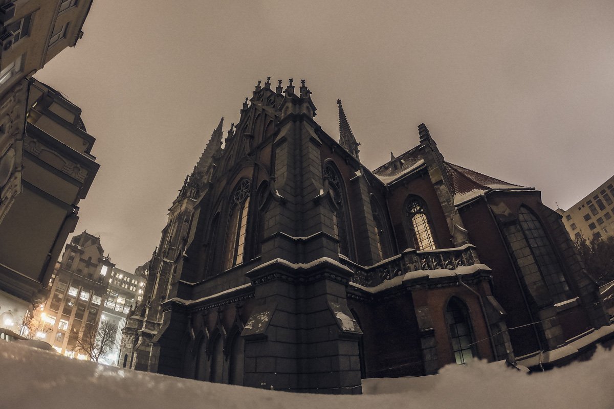 Задача очень сложная тем, что нужно работать максимально аккуратно, для того, чтобы не повредить исторический фасад