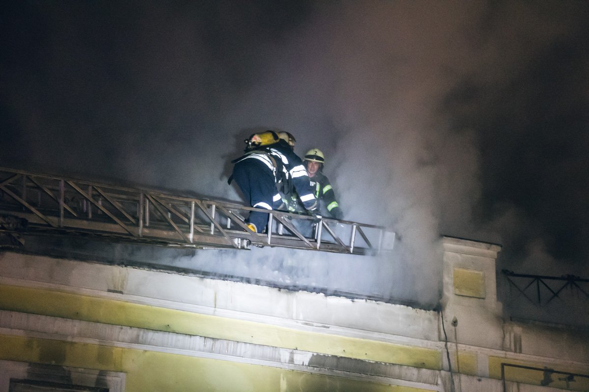 Также существовала угроза распространения огня на соседние здания