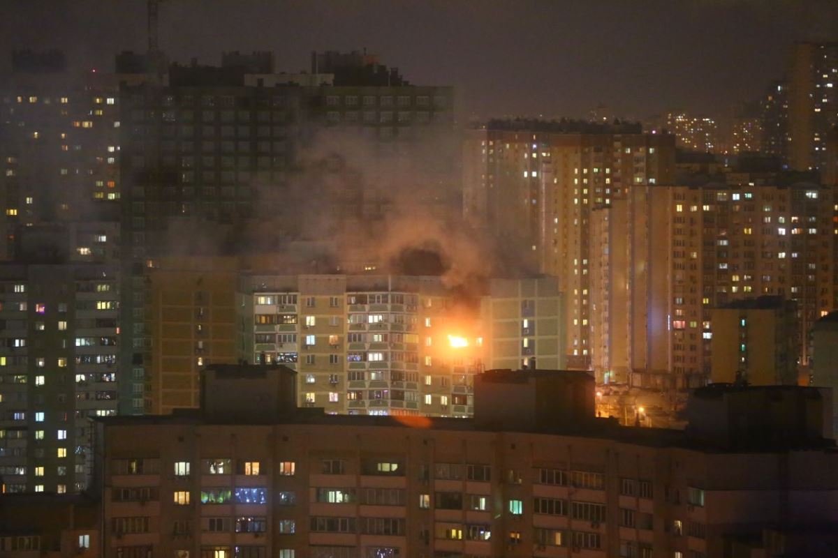 Языки пламени вырывались из балкона Языки пламени вырывались из балкона