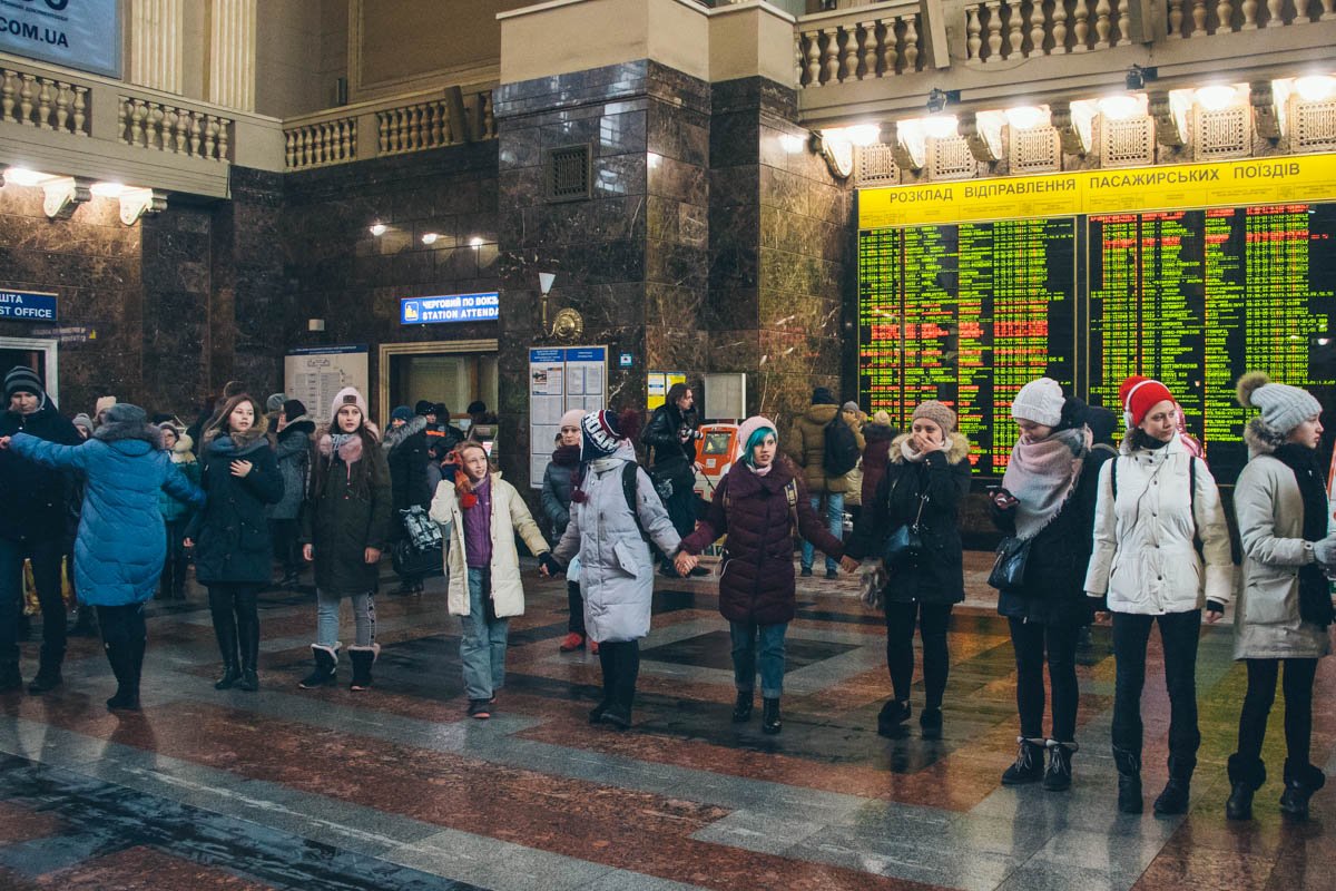 Перед началом выступления участники флешмоба расположились внизу холла, а также заняли балконы