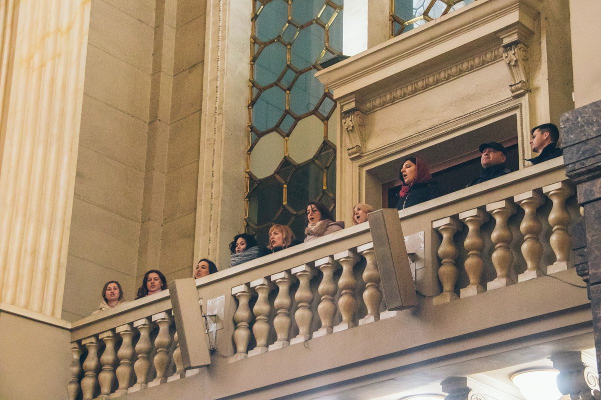 Такое расположение помогло хористам побороть неудачную акустику помещения