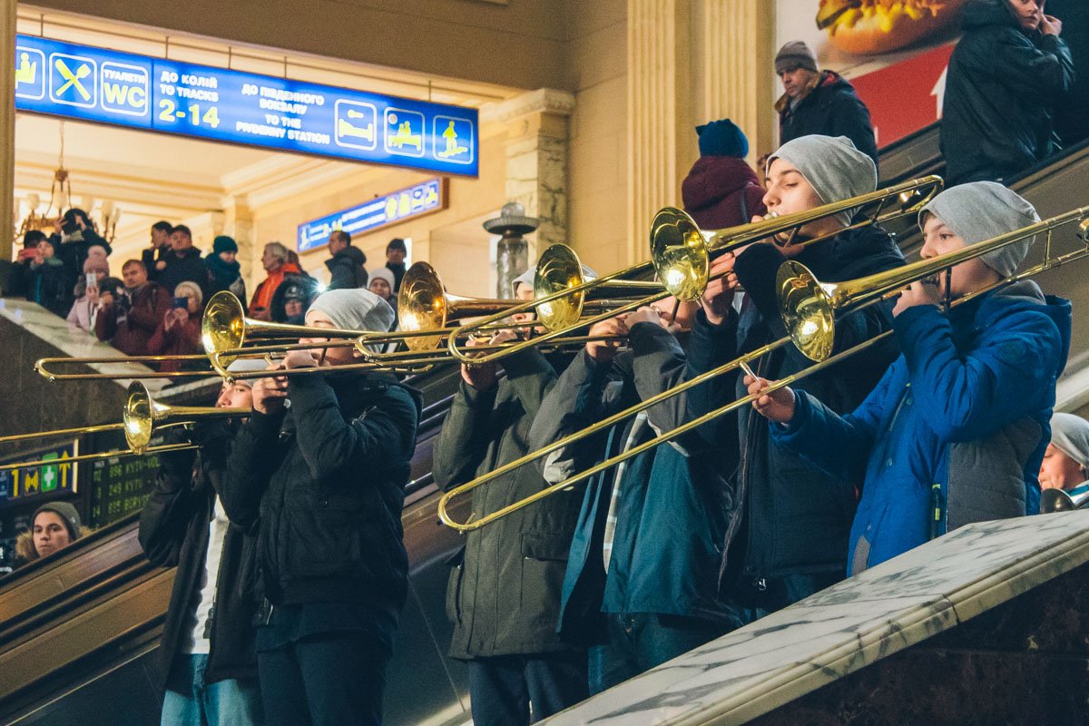 Также участие в флешмобе принял подростковый оркестр, участникам которого отводилась особая роль
