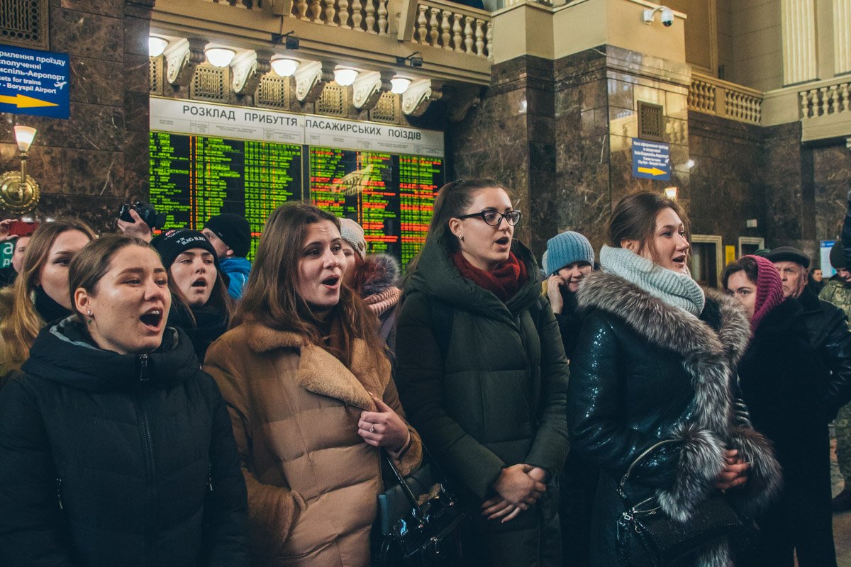 Участники флешмоба исполнили самое известное произведение капеллы-юбиляра - "Щедрик" в обработке Николая Леонтовича