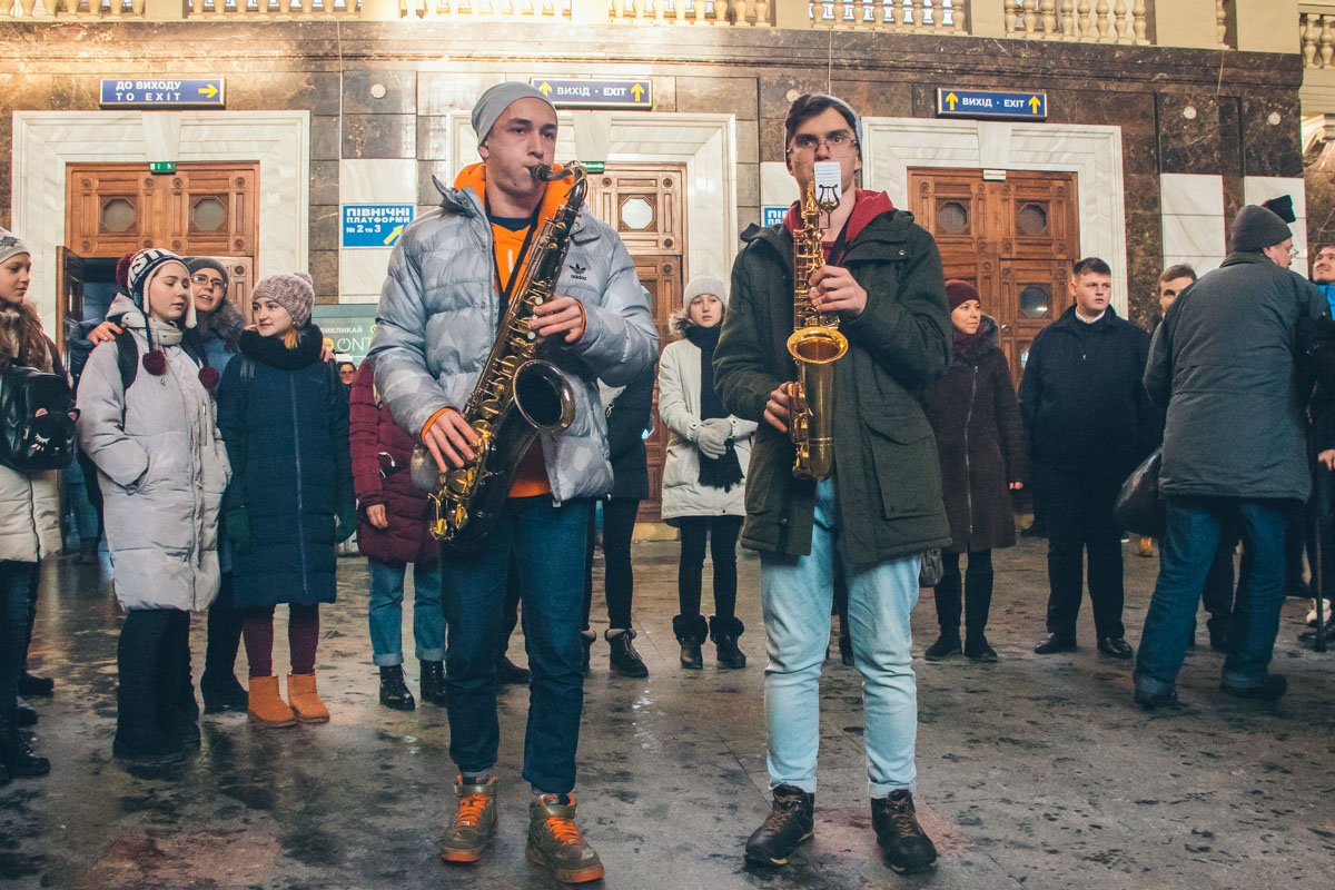 Именно с Центрального вокзала век назад музыканты отправились в свое первое турне