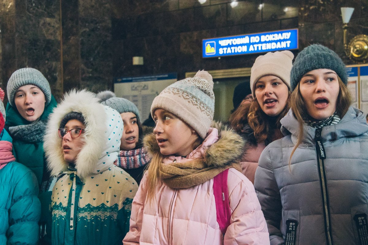 Перед началом флешмоба участники явно нервничали, однако с первых секунд мелодии волнение улеглось