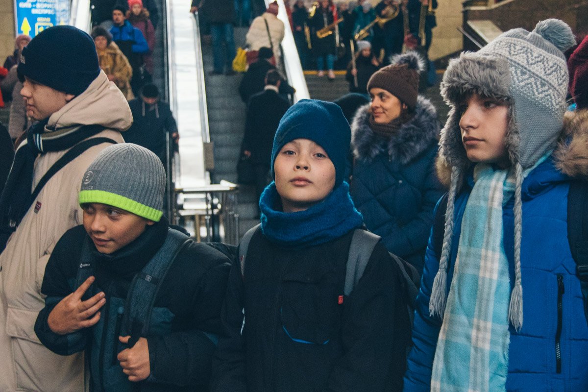 Импровизированный мини-концерт привлек внимание всех посетителей вокзала