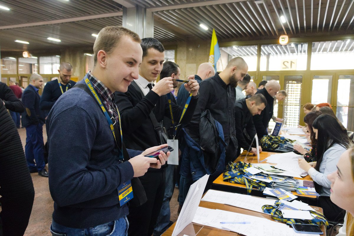 На съезд приехали 648 делегатов и около 6000 гостей На съезд приехали 648 делегатов и около 6000 гостей