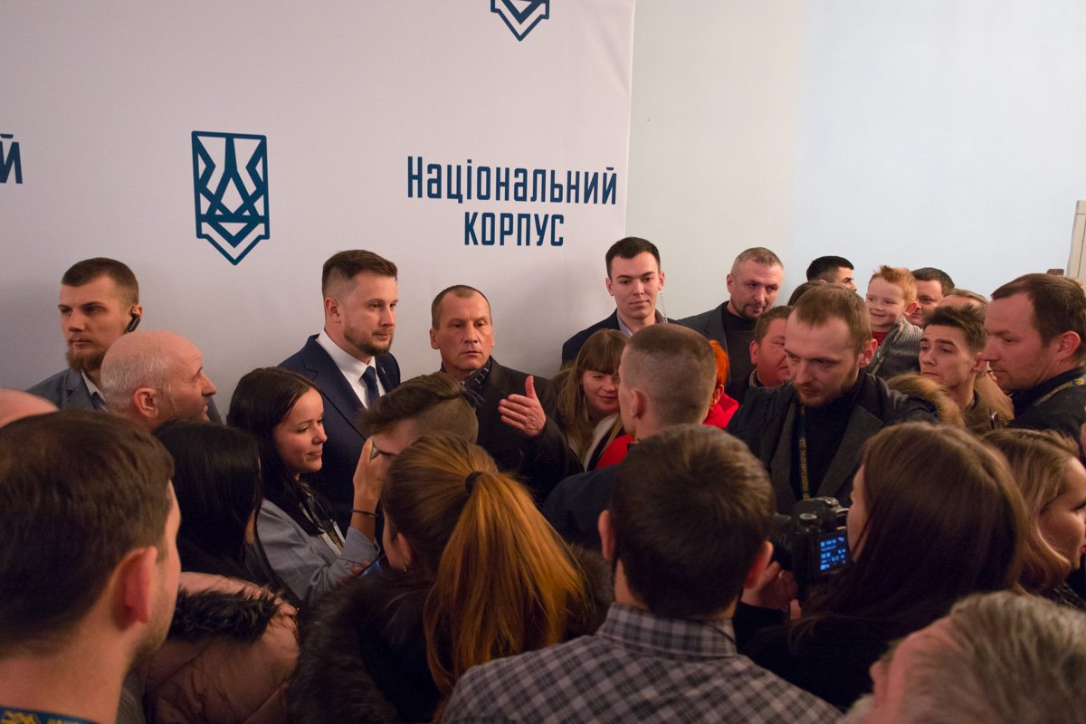 После выступления к лидеру партии подходят с множеством важных вопросов После выступления к лидеру партии подходят с множеством важных вопросов