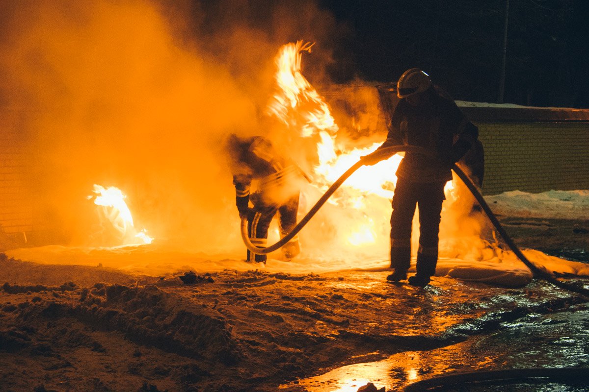 К моменту прибытия пожарных внедорожник уже был полностью объят огнем
