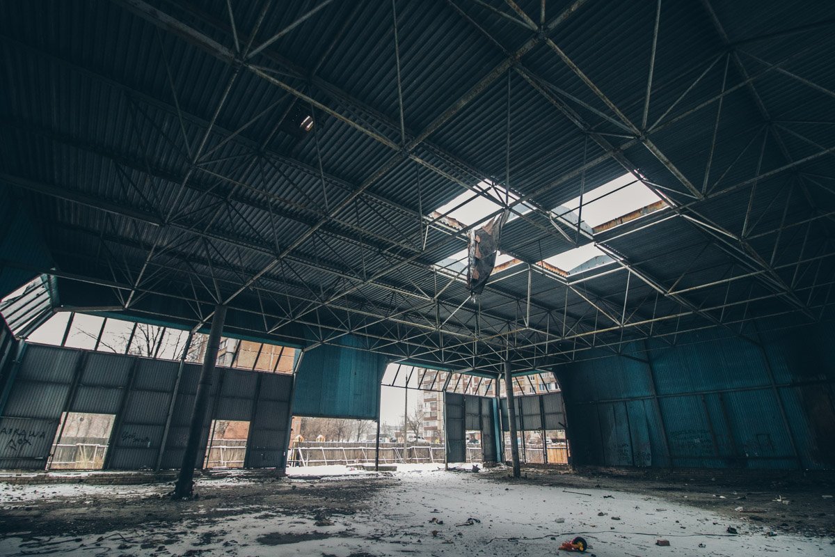 Части фасада и внутренних конструкций комплекса разворованы Части фасада и внутренних конструкций комплекса разворованы