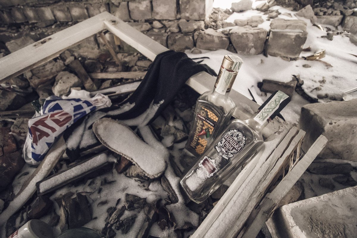 По всей зоне постройки разбросаны множество пустых бутылок, шприцов и прочий мусор По всей зоне постройки разбросаны множество пустых бутылок, шприцов и прочий мусор