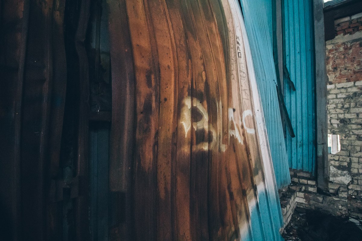 Металлические конструкции давно покрылись ржавчиной Металлические конструкции давно покрылись ржавчиной