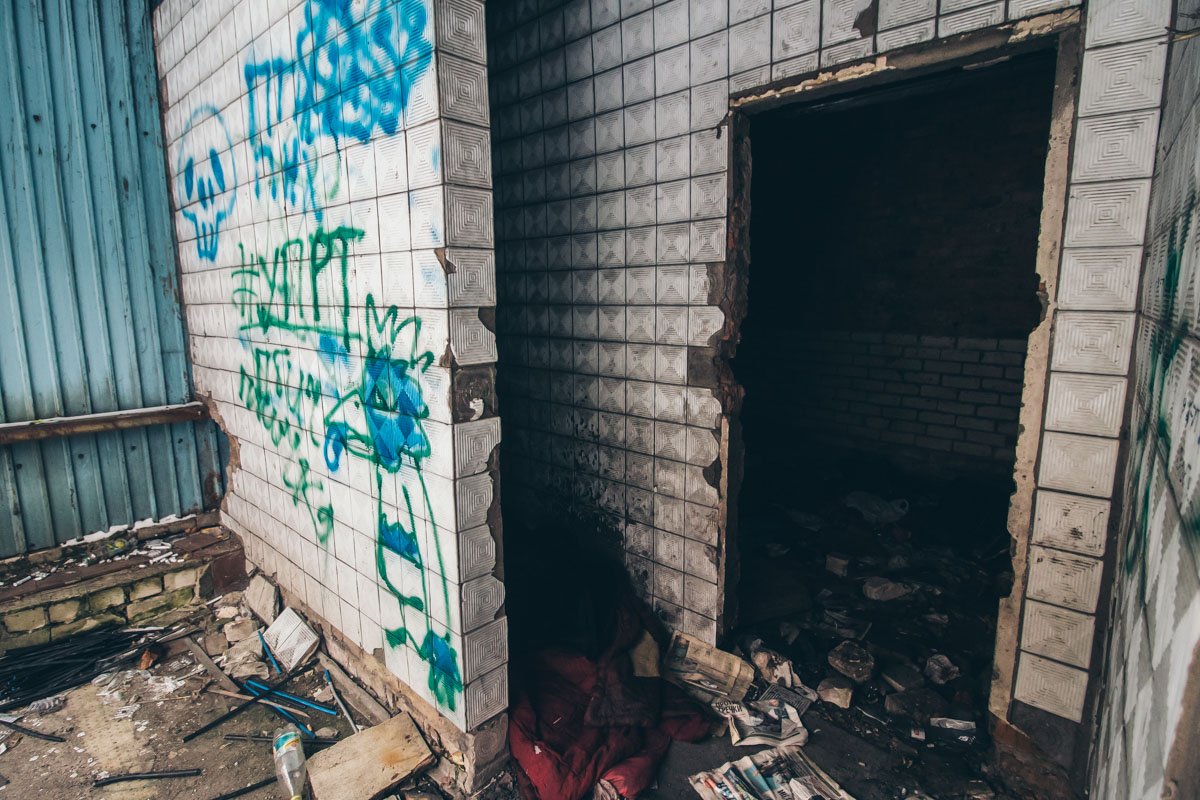 Здание несостоявшегося спорткомплекса покинуто и обжито бродягами Здание несостоявшегося спорткомплекса покинуто и обжито бродягами