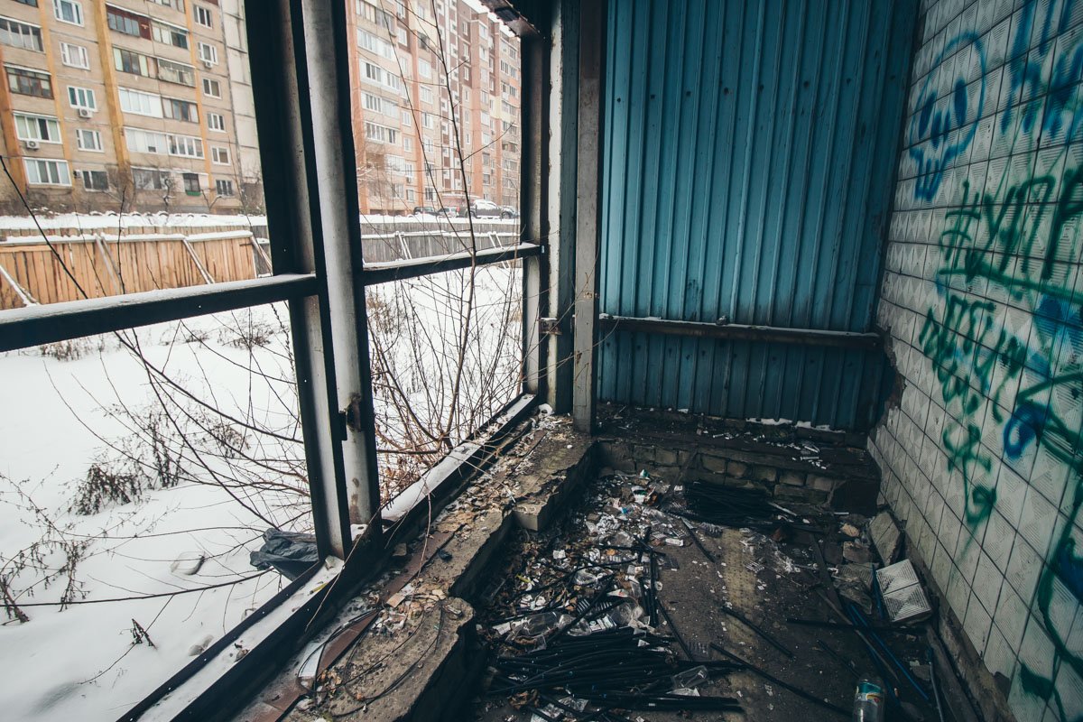 Внутри множество мусора и осколков Внутри множество мусора и осколков