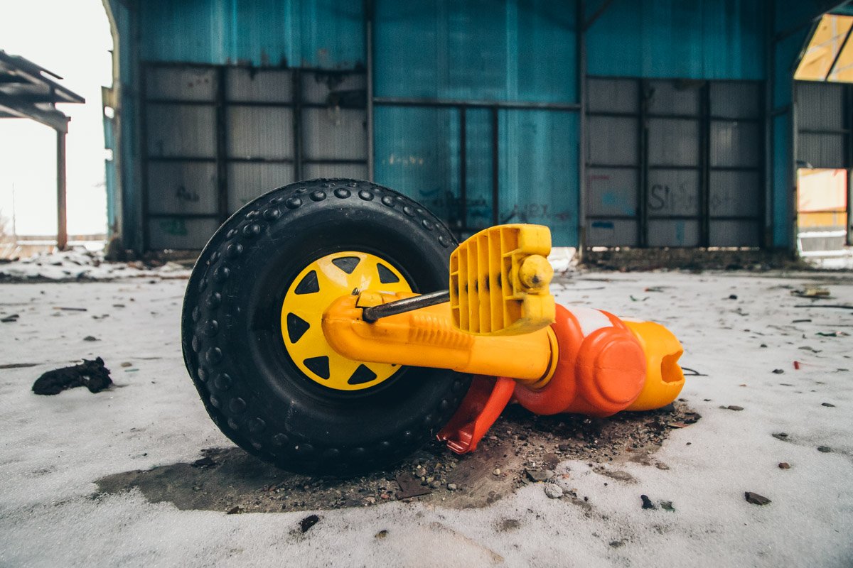 Старую постройку, которая пришла в негодность, снесут, а на ее месте построят новое современное здание Старую постройку, которая пришла в негодность, снесут, а на ее месте построят новое современное здание