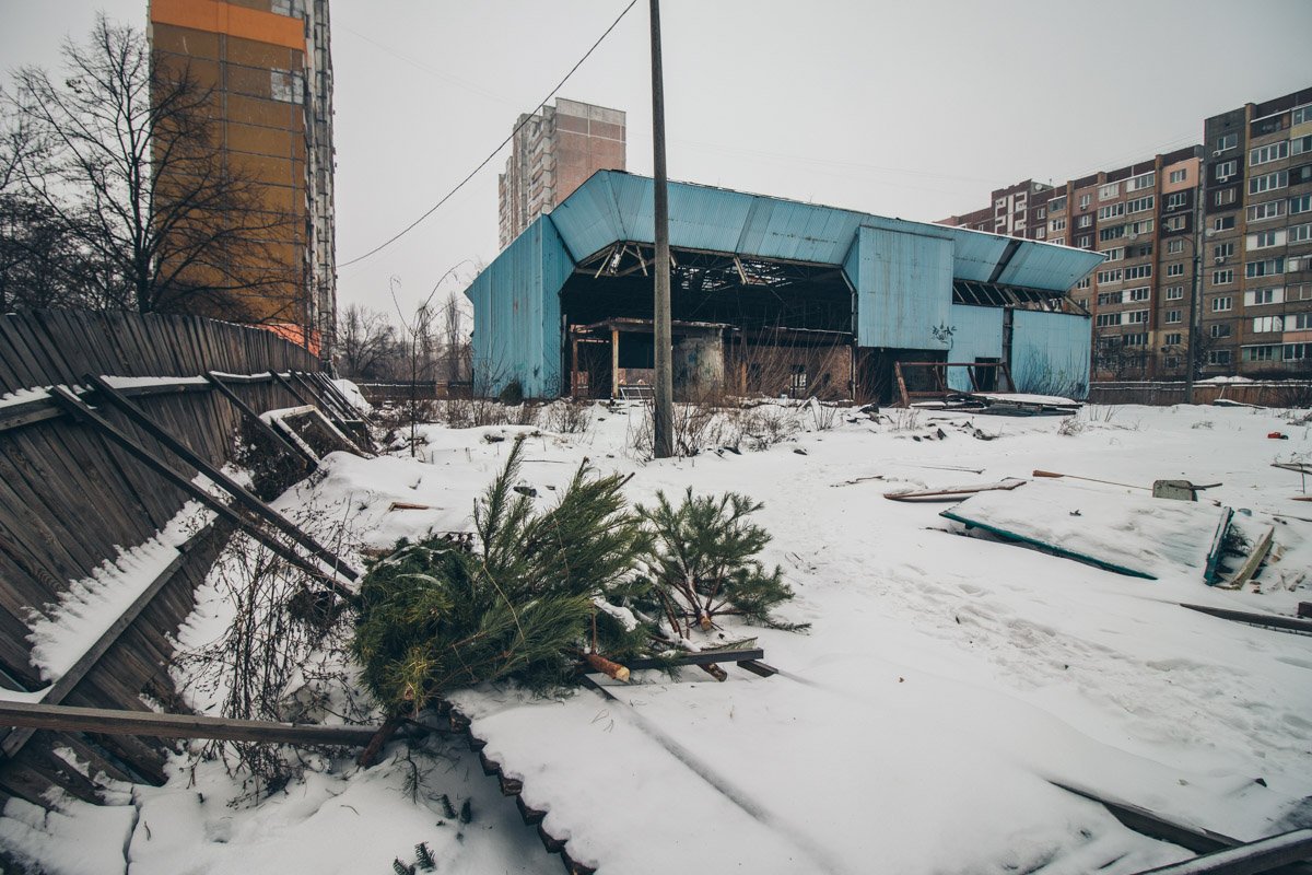 Забор, ограждающий спорткомплекс, частично разрушен Забор, ограждающий спорткомплекс, частично разрушен