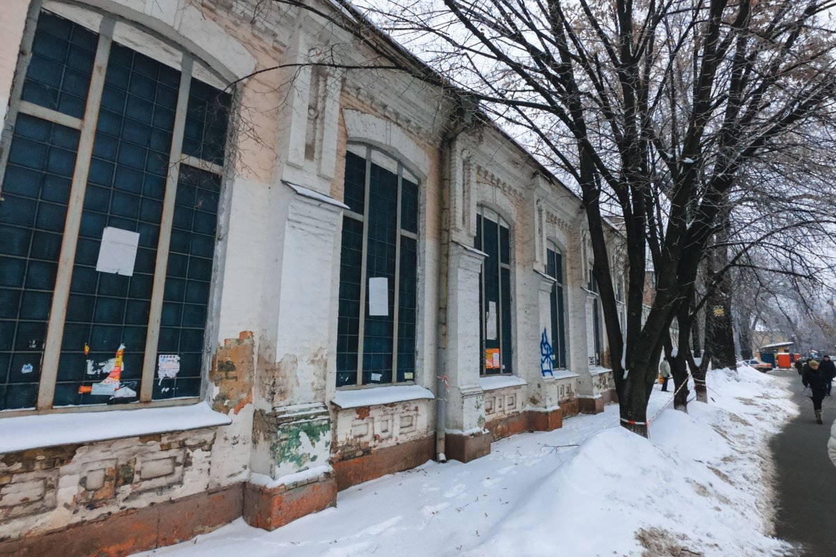 Последние несколько лет здание было грустным и одиноким - им совсем никто не пользовался