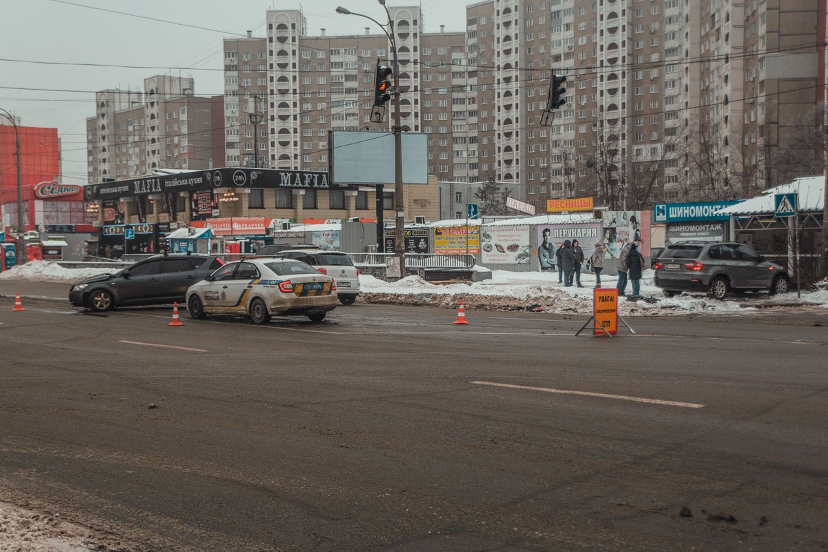 В Киеве на Харьковском шоссе произошла авария с участием двух автомобилей