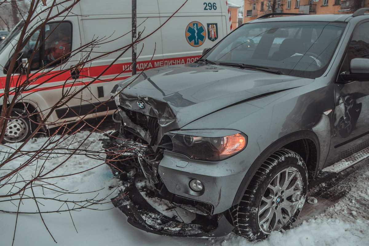 BMW X5, который двигался по Харьковскому шоссе, влетел в Kia Ceed