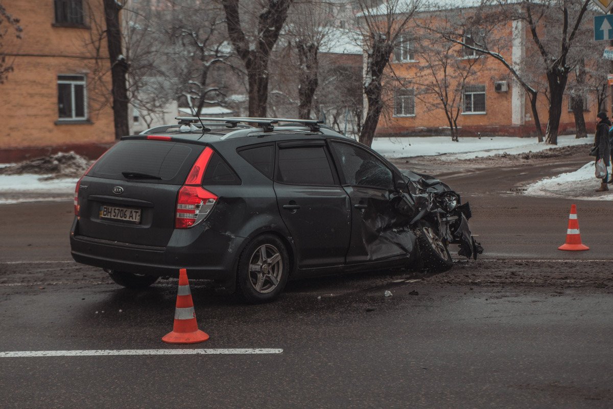 В результате аварии правый бок и правое переднее колесо "корейца" оказались вмяты