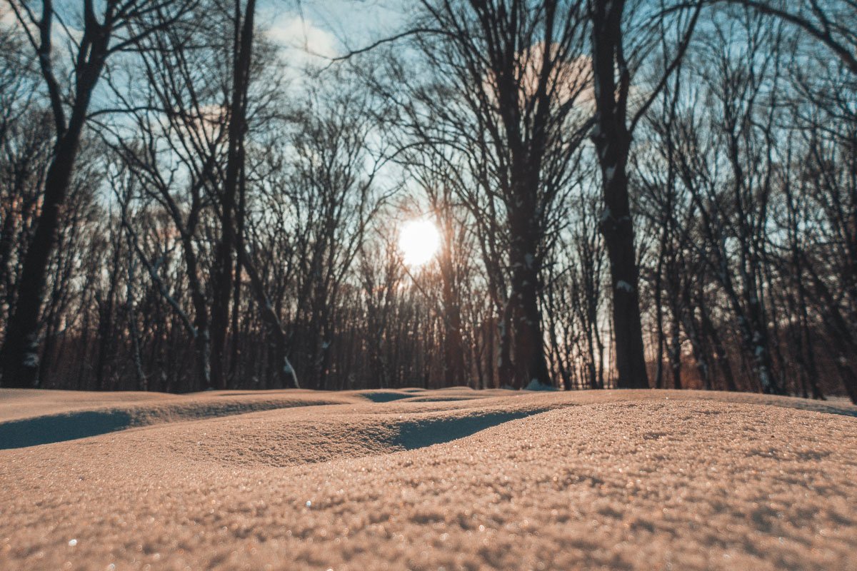 Зима все еще в своем праве, однако на горизонте уже просыпается солнце Зима все еще в своем праве, однако на горизонте уже просыпается солнце