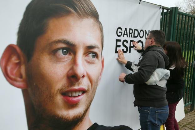 Близкие пропавшего на частном самолете футболиста собрали более 100 тысяч евро на возобновление его поисков Близкие пропавшего на частном самолете футболиста собрали более 100 тысяч евро на возобновление его поисков