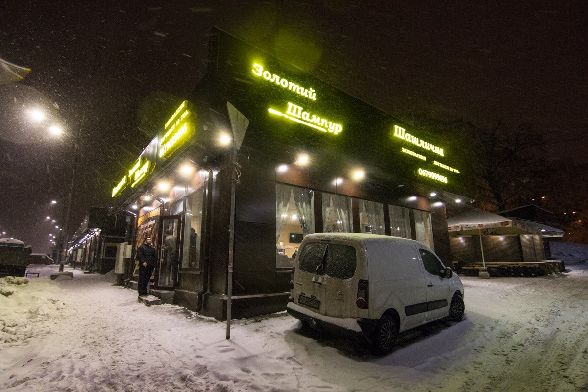 По словам очевидцев, в заведении отдыхали две компании, которые что-то «не поделили»