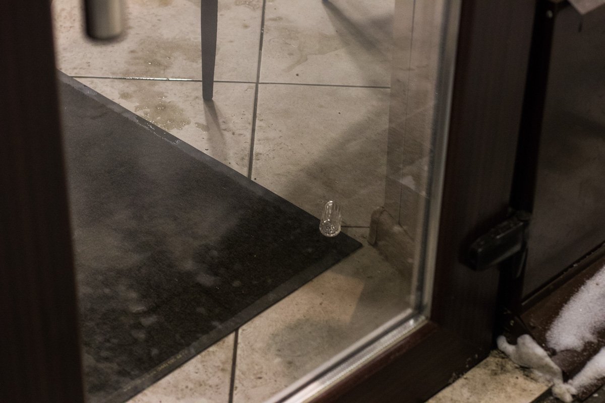 Между мужчинами началась перепалка, поэтому руководство заведения вызвало службу охраны