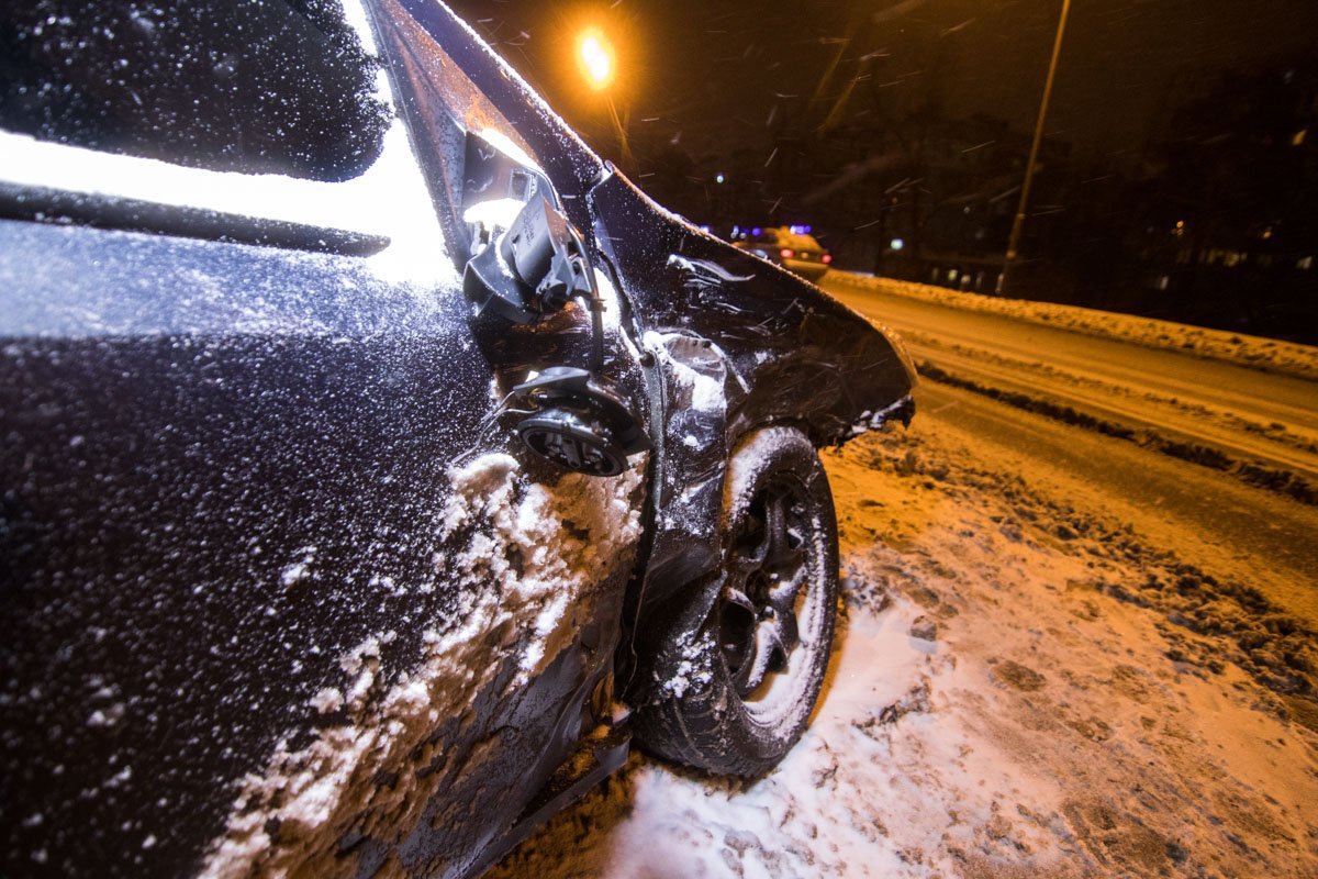 По словам водителя Opel, он ехал по Харьковскому шоссе по крайней левой полосе в сторону улицы Ревуцкого По словам водителя Opel, он ехал по Харьковскому шоссе по крайней левой полосе в сторону улицы Ревуцкого