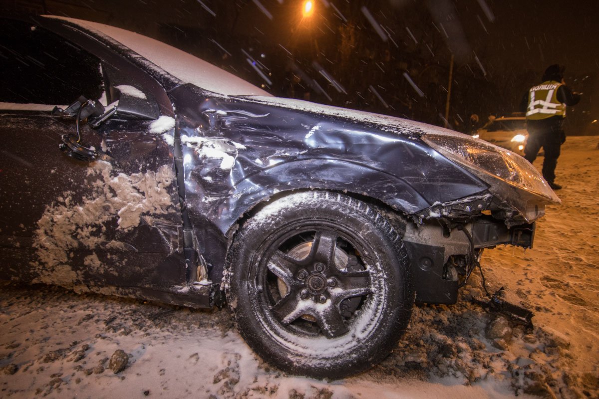 Машина вылетела на встречную полосу, где ее развернуло на 180 градусов Машина вылетела на встречную полосу, где ее развернуло на 180 градусов