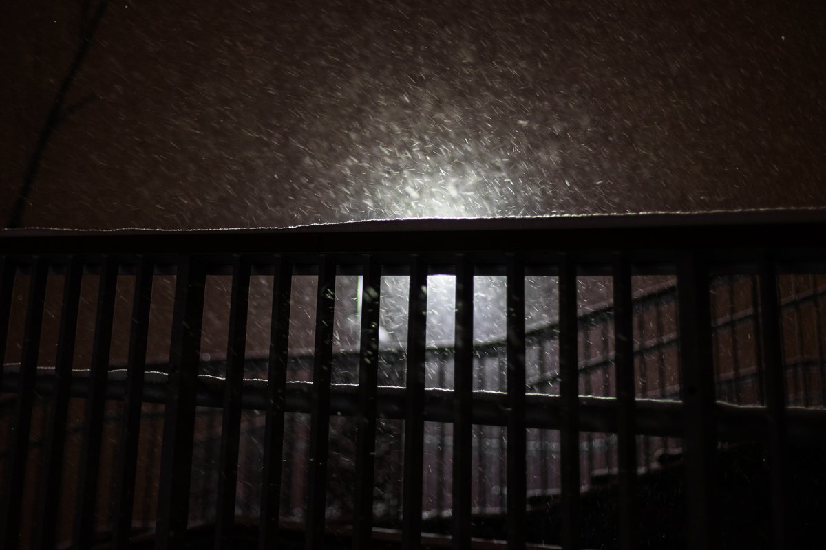 А снег кружится, кружится, летает А снег кружится, кружится, летает