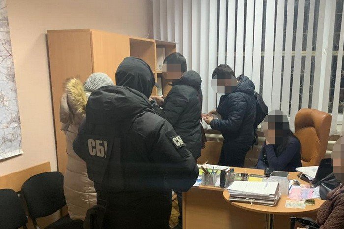  Правоохранители задержали злоумышленницу при получении десяти тысяч гривен