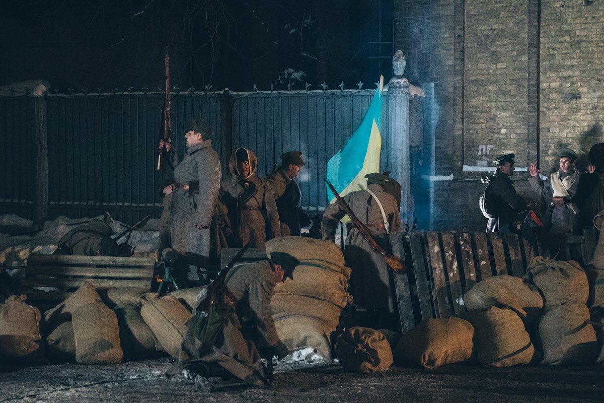 Сотни людей собрались для того, чтобы окунуться в атмосферу тех времен и сражений за суверенность и целостность украинской державы Сотни людей собрались для того, чтобы окунуться в атмосферу тех времен и сражений за суверенность и целостность украинской державы