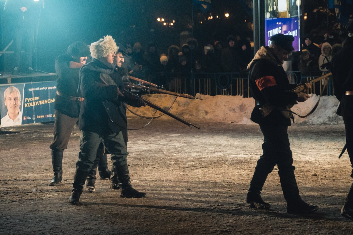 Молодые парни и взрослые мужчины прекрасно вошли в роль борцов с режимом - как большевицким, так и УНР-ским Молодые парни и взрослые мужчины прекрасно вошли в роль борцов с режимом - как большевицким, так и УНР-ским