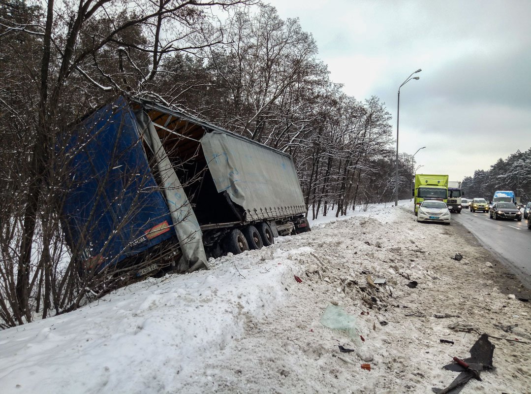 В Киеве на Броварском проспекте произошло ДТП с участием двух грузовиков