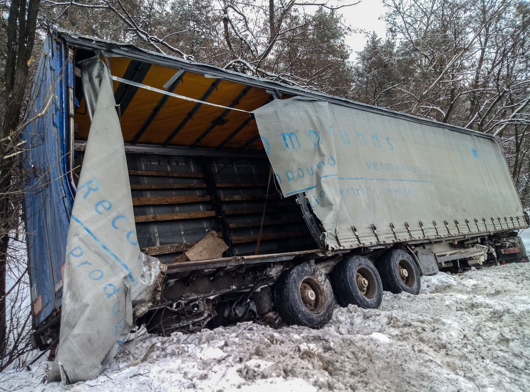 Фуру DAF на молдавских номерах занесло на встречную полосу движения, после чего ее протаранил еще один грузовик