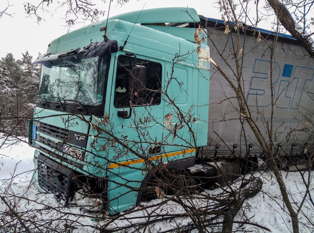 По словам водителя фуры, он пустой направлялся в Бровары загружаться товаром