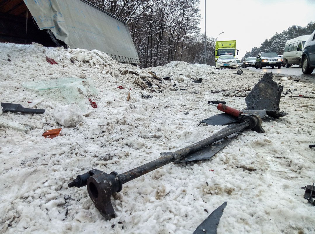 Он двигался по трассе в направлении населенного пункта, а грузовик ехал ему на встречу