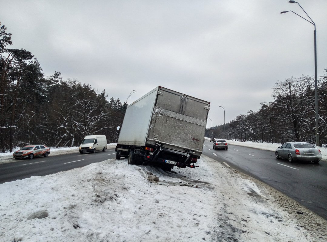 Произошло столкновение с другим грузовиком, водитель которого, к сожалению, пострадал