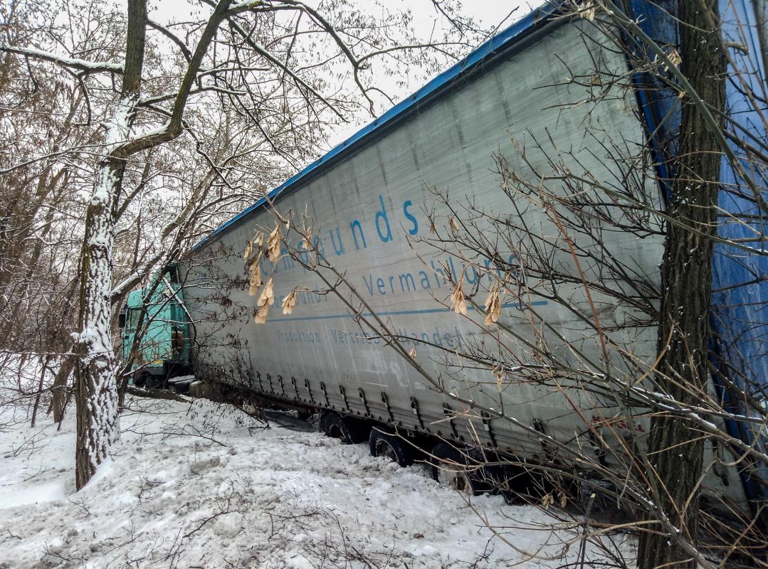 У фуры DAF незначительно смяло левый бок кабины, а также пострадал прицеп, в который и пришелся удар.