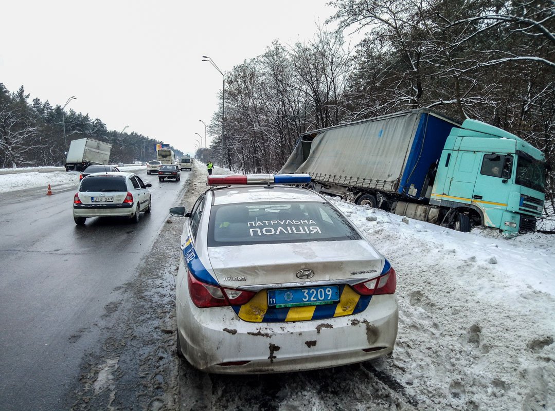 На месте работает экипаж патрульной полиции и присутствовала бригада скорой помощи