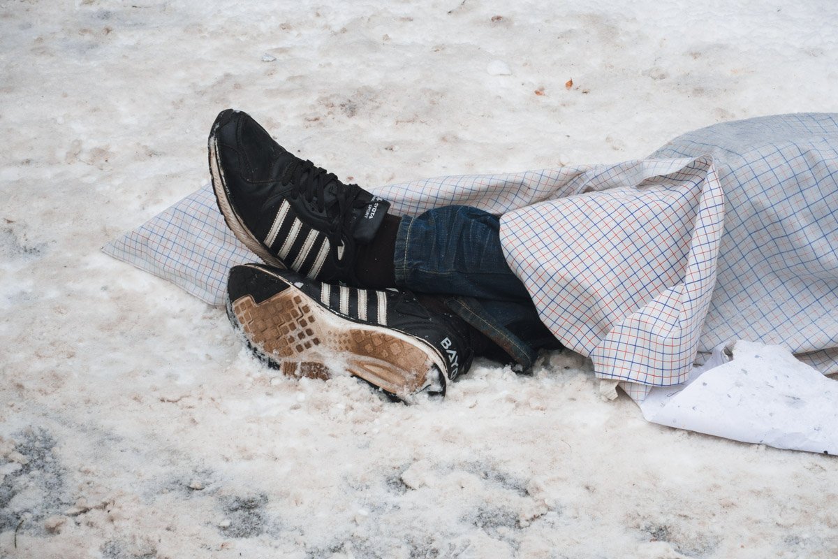 Тело лежало на тротуаре вблизи девятиэтажного дома