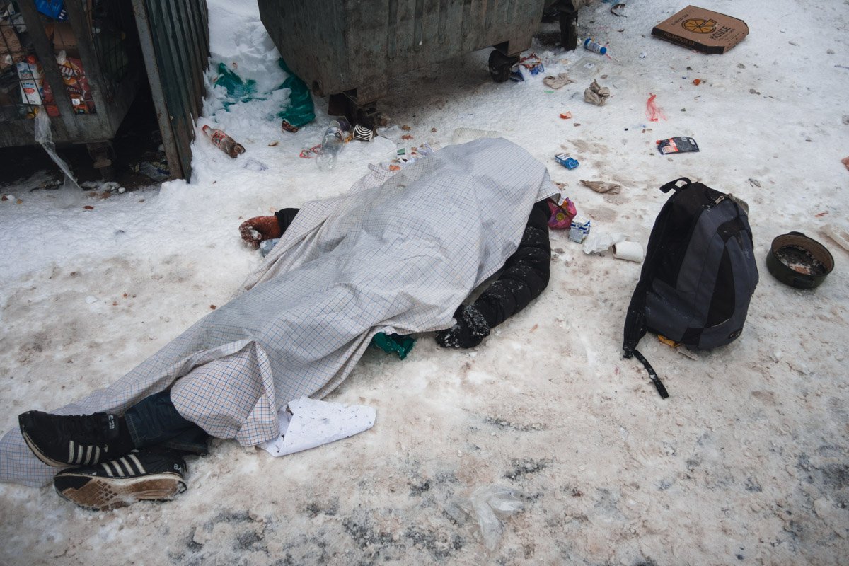 Как рассказали правоохранители, изначально прохожие увидели мужчину, который лежал на земле